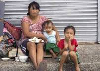 famille triste dans la rue